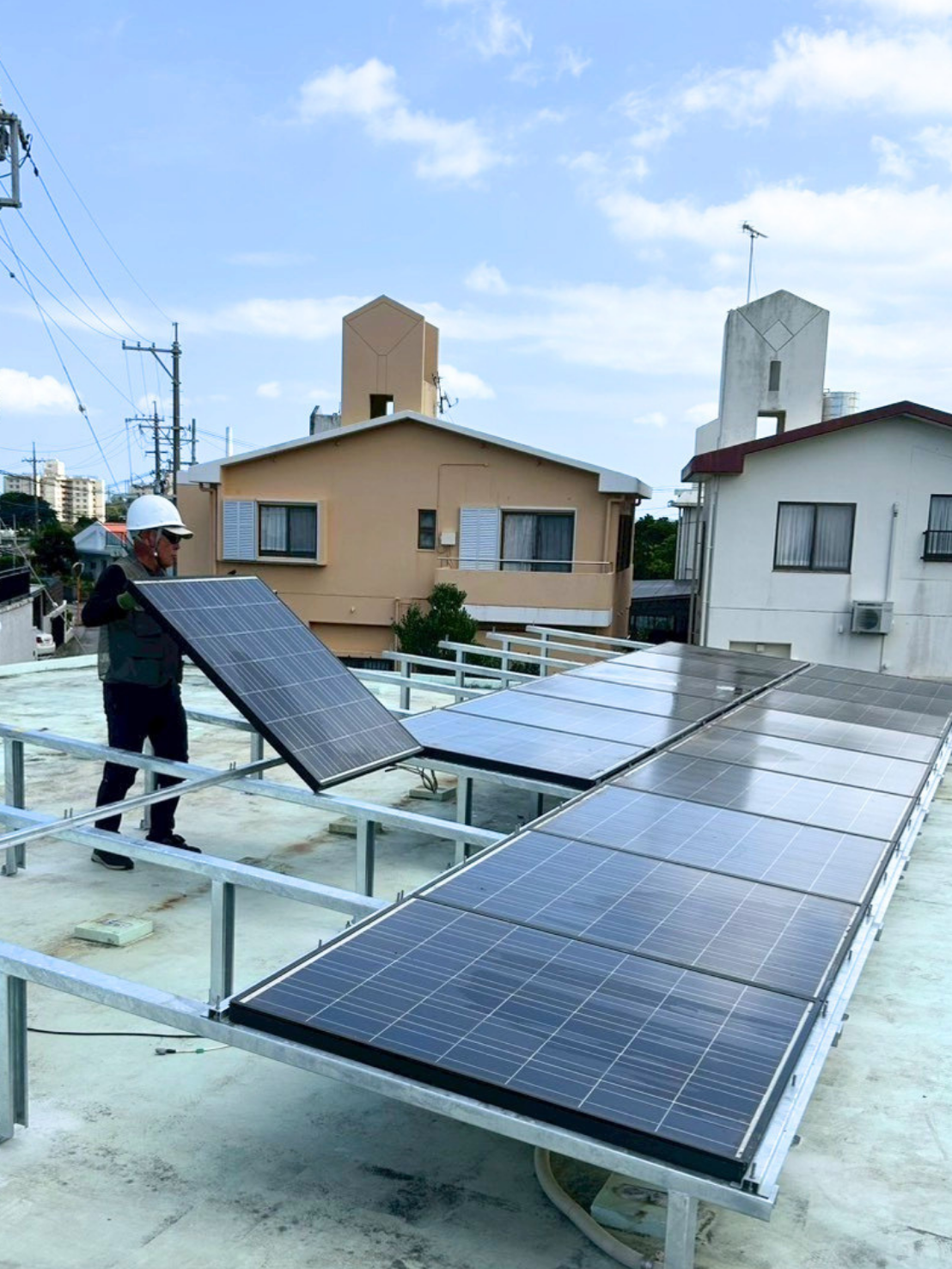 太陽光発電システムの施工を行うスタッフ