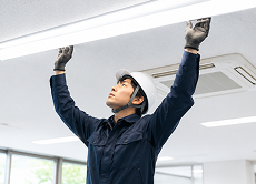 LED照明工事を行うスタッフ